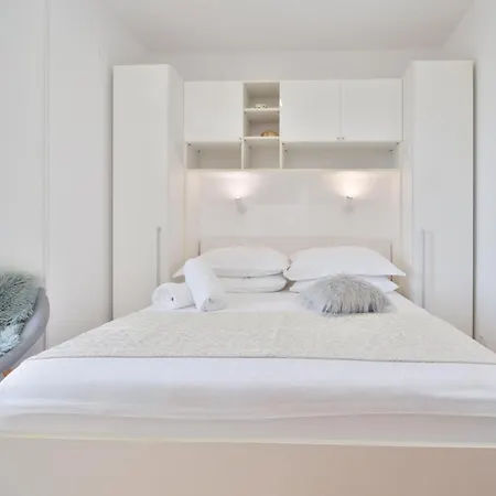 & Meri